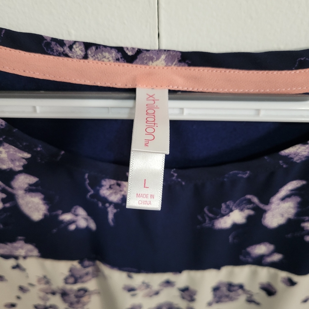 Xhilaration Floral Navy and Cream Women's Top - Picture 2 of 4